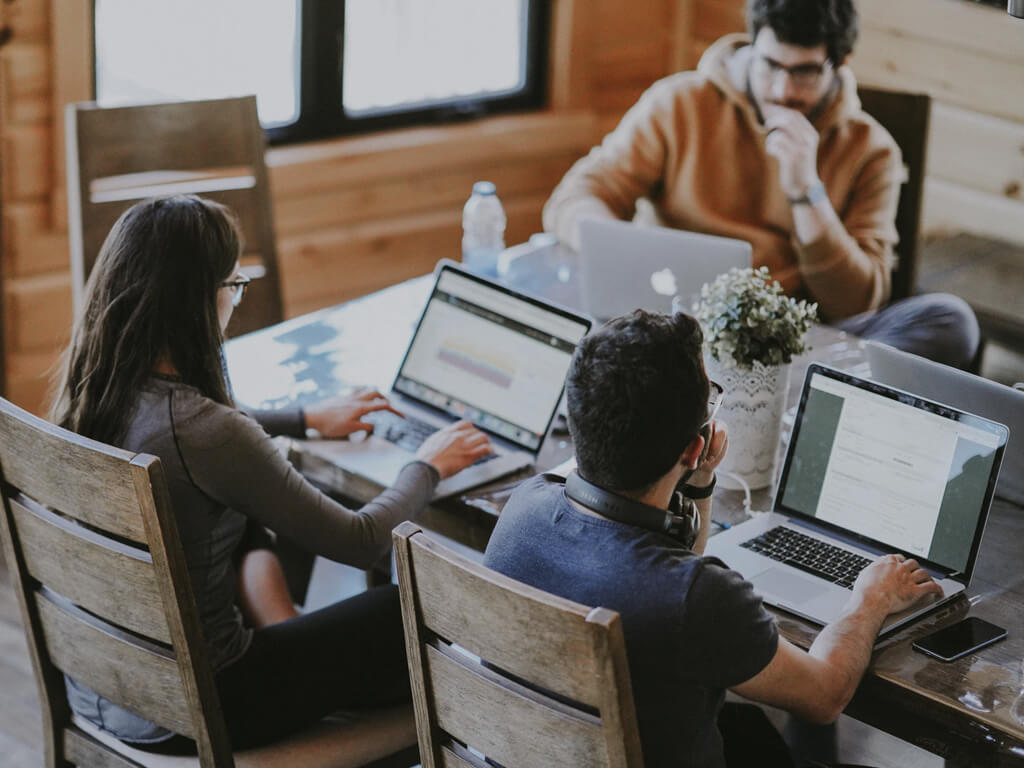 Teilnehmende arbeiten gemeinsam an Aufgaben in einem Programmierkurs
