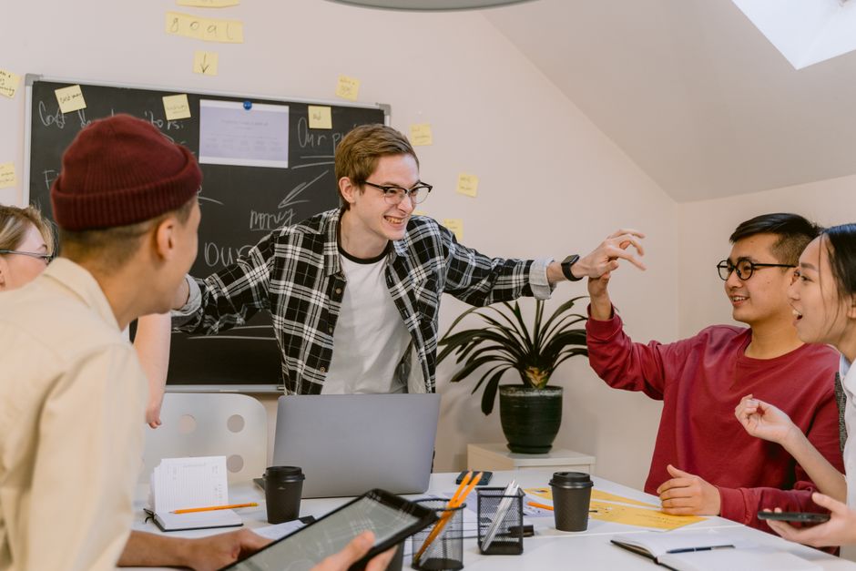 Lernbegleitung: Feedback durch die Lehrkraft und Austausch in der Gruppe