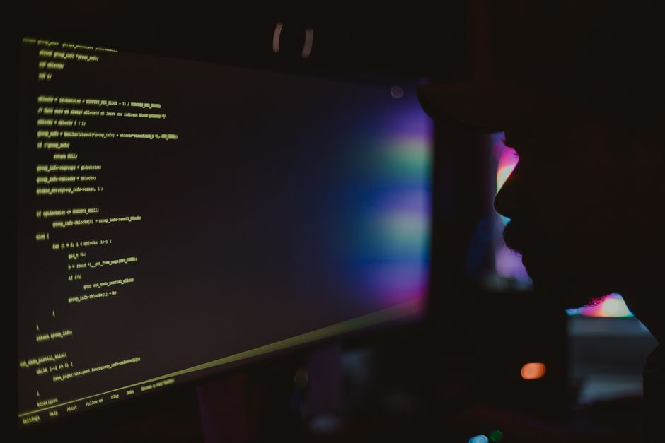 Teilnehmerinnen und Teilnehmer arbeiten in einer kleinen Gruppe an Code-Beispielen.