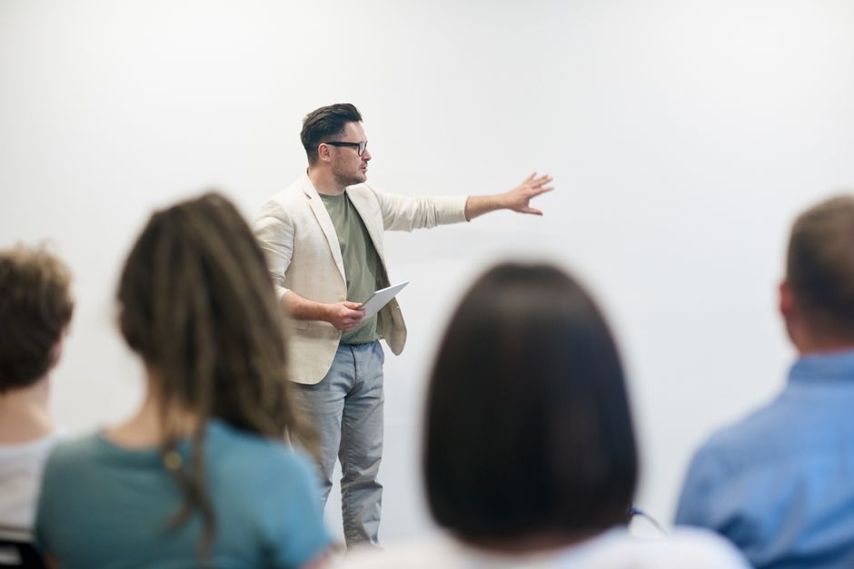 Lehrkraft erklärt Programmierkonzepte und beantwortet Fragen direkt im Kurs.